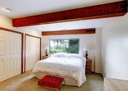 床上有梁压床就是犯了风水学中的"横梁压顶"之煞