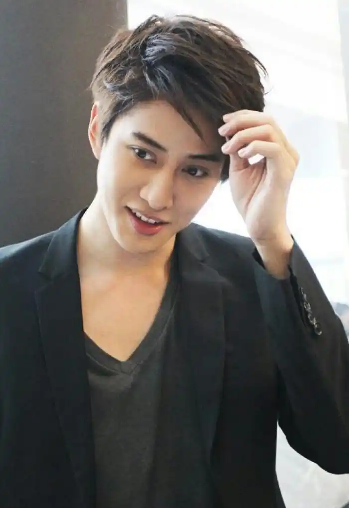 泰星mike是不是泰国混不下去了才来中国发展? mike出生于1989年.