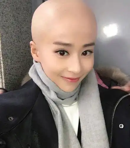 网友:只有她敢真的剃光头!