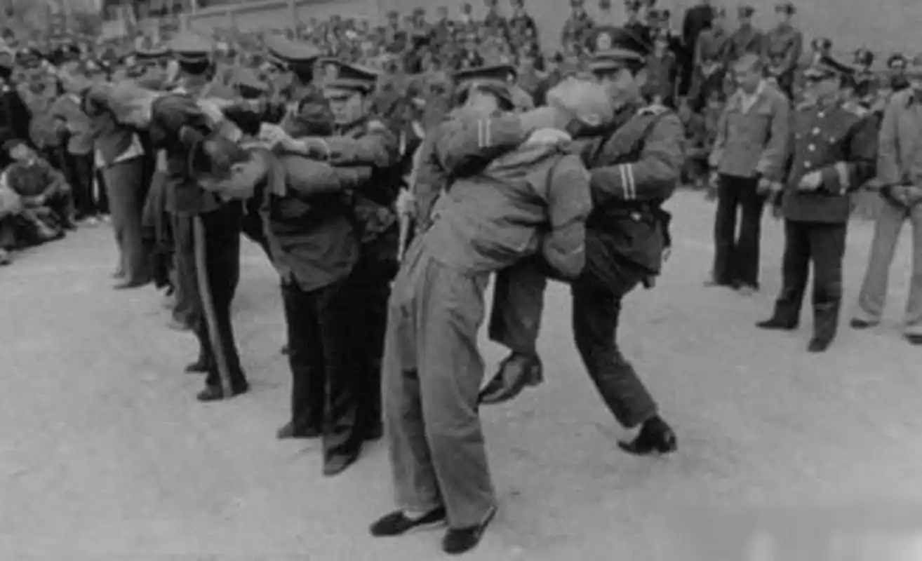 83年代严打期间照片,所有死刑犯都需要先游街再枪决!