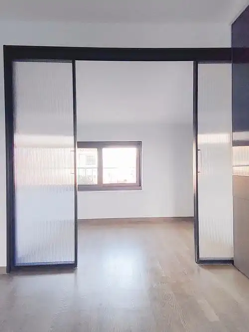 这是2021年最流行的无下轨吊轨推拉门,这款设计是无下轨,加静音阻尼