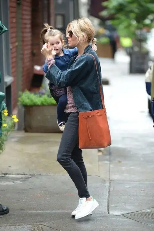 西耶娜米勒siennamiller与女儿marlowe的往日街拍