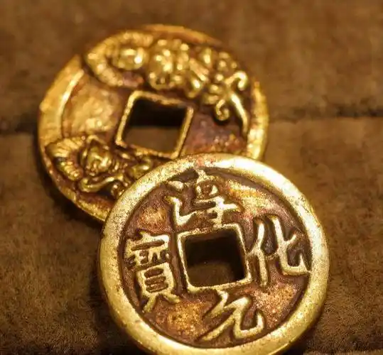 左边为"佛"造像,右边是"菩萨"像,背面"淳化元宝"四字,据说还是"赵光义