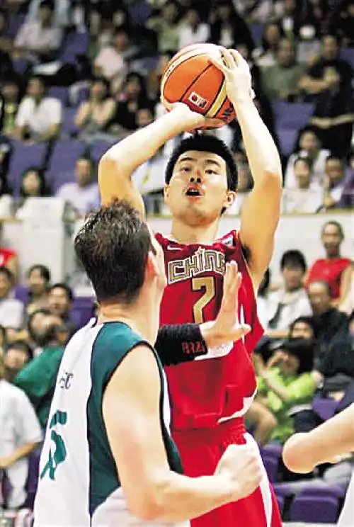 王仕鹏投入制胜三分球的瞬间. 新华社