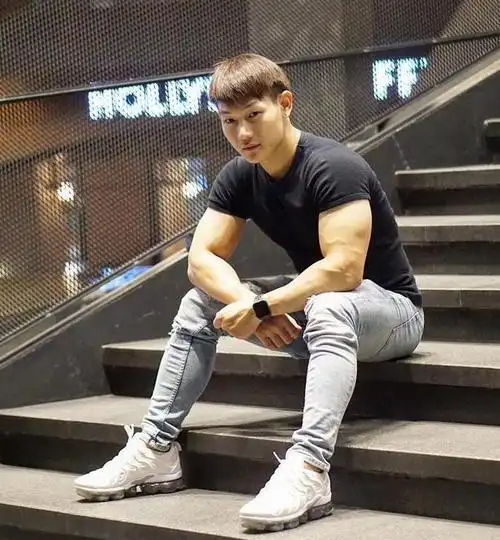 帅气壮实的健身肌肉型男吃饭锻炼旅行都爱秀胸肌和腹肌