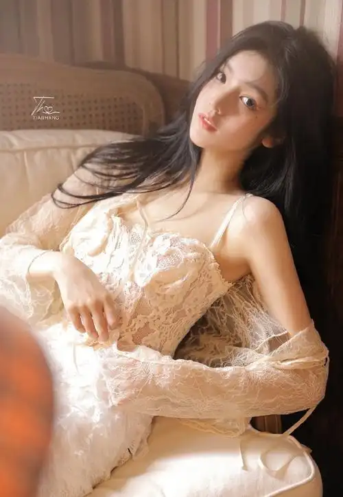 性感美女蕾丝睡衣丰满诱人人体写真图片