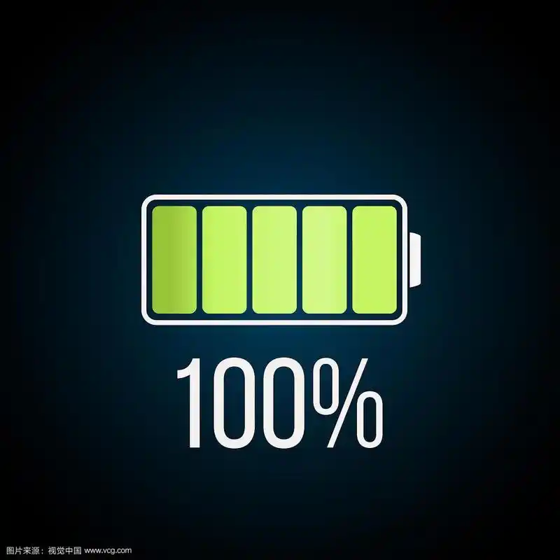 满电的电池图标在黑暗的背景