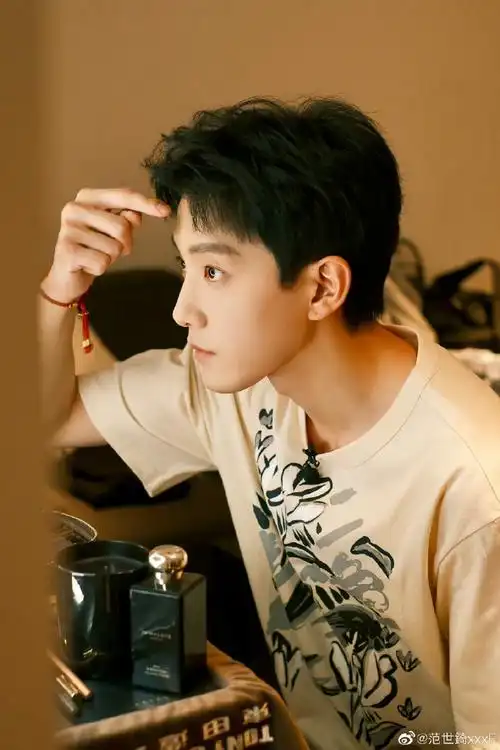 范世琦说发点照片吧#范世錡520营业照96,三宫格帅气怼脸拍好绝