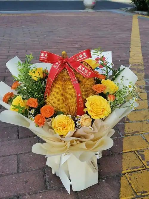 双胞胎姐妹不同款的榴莲花束