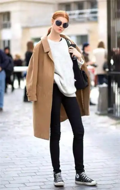 帆布鞋搭配什么衣服好看?二,帆布鞋搭配黑色小脚裤