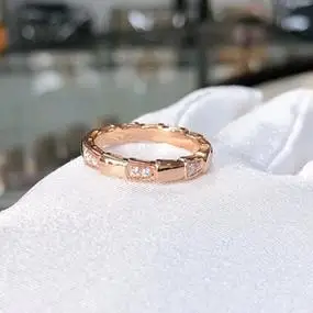 8新] 宝格丽serpenti viper玫瑰金镶钻蛇骨戒指58原价25500_阿里巴巴