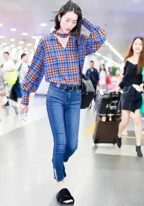 瘦下来的蒋欣真自信穿格纹衬衫不仅不土气反而穿出清新文艺