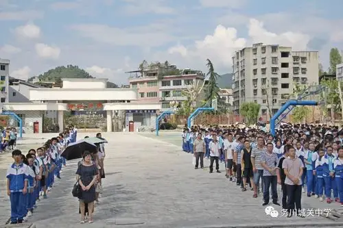 要闻城关中学举行2018年秋季开学典礼暨新生军训总结大会