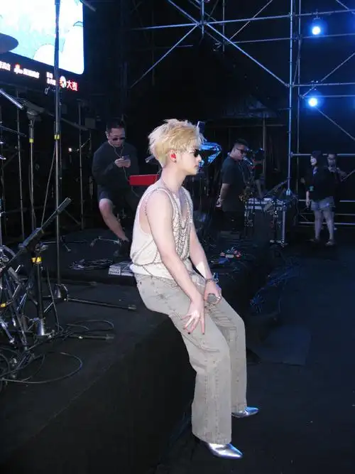 周震南终于把头发撩起来了##周震南音乐节金发造型