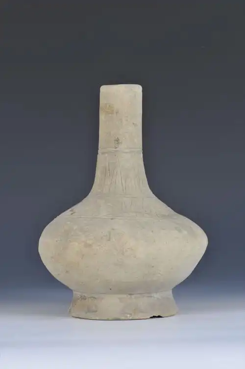 汉代青釉蕉叶纹陶瓶