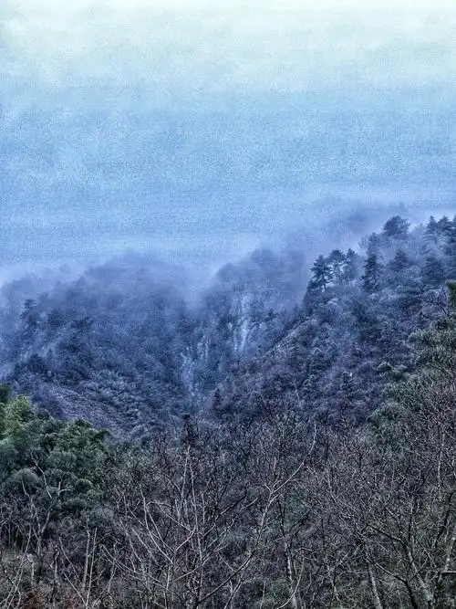 远山呈现黛色,宛如水墨.