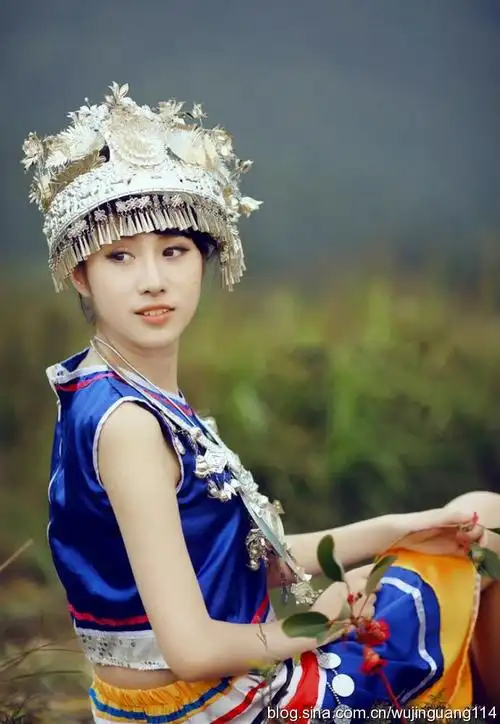 实拍:活泼可爱的苗族辣妹子(图)