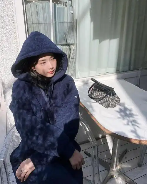 kimjisoo超话#金智秀alo品牌代言人#  240323 智秀个人ins更新图片 5p