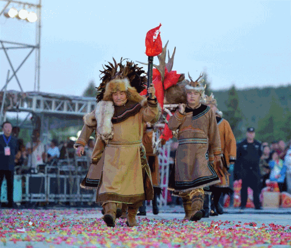 走进鄂伦春族篝火节