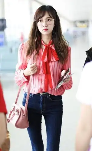 终于知道了冯薪朵为啥出门总戴眼镜,不是近视,也不是装文化人!