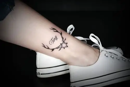 美女小腿简单干净小清新六芒星鹿角英文字纹身图案