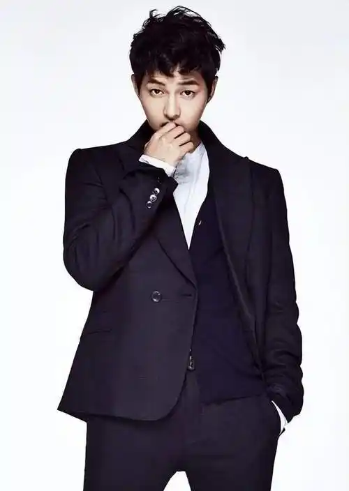 网友参加婚礼偶遇宋仲基,身穿米白色西装佩戴墨镜,丝毫没有架子