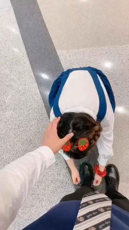 你有没有一个愿意为你蹲下来系鞋带的人呢