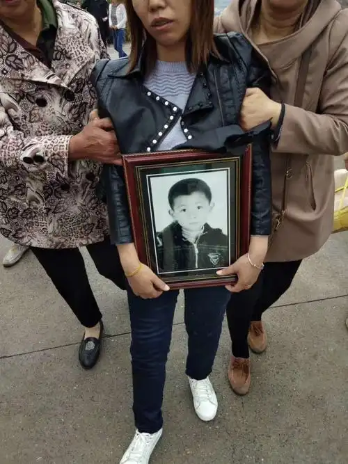 盐城17岁少年在校身亡,原因仍在调查中,孩子一路走好!