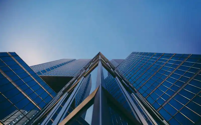 壁纸 玻璃建筑底视图,摩天大楼 3840x2160 uhd 4k 高清壁纸, 图片