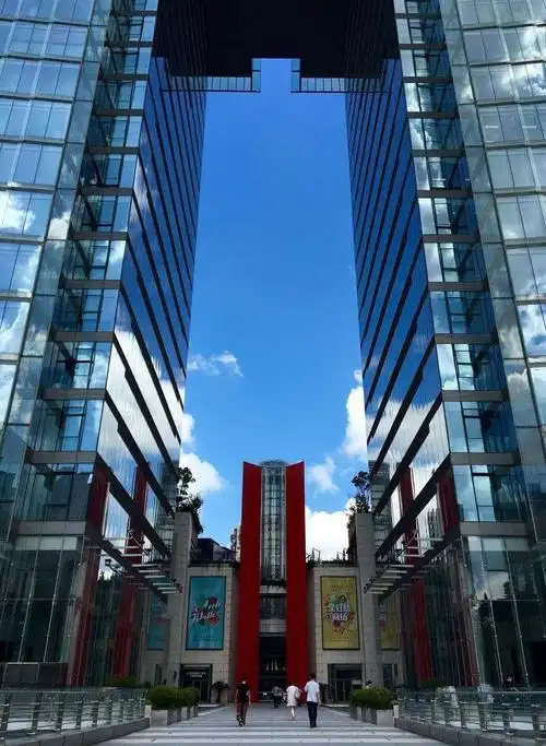 金虹桥国际中心娄山关路地铁站甲级写字楼