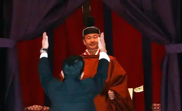 日本德仁天皇登上"龙椅"正式即位:安倍带头三呼"万岁"