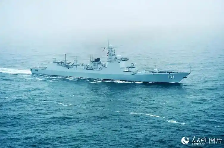 "海口"号导弹驱逐舰(舷号171)       "海口"号导弹驱逐舰接受检阅