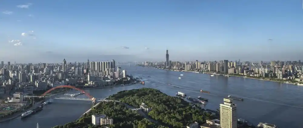 俯瞰长江和汉江交汇处的湖北武汉汉口龙王庙江段(拼接照片,2017年7月