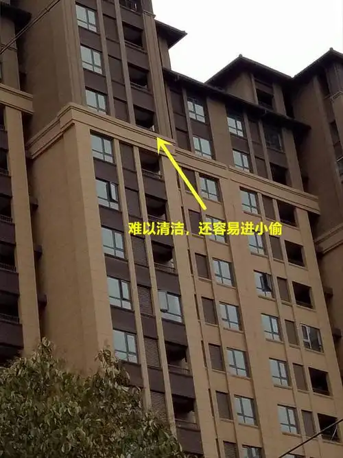不该心急买了这23层腰线层,1米高阳台墙也不敢拆,新房像小黑屋!