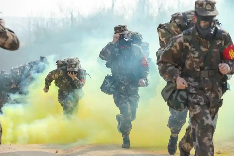 越高山穿密林武警新战士冬季野营拉练