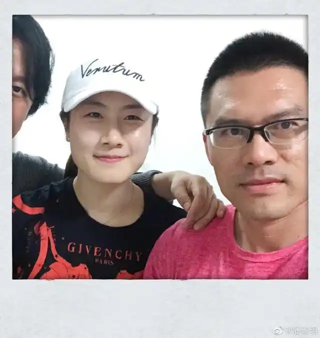 丁宁探班潘粤明片场两人微博隔空互动