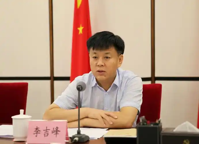 8月22日上午,区委书记李吉峰主持召开全区疫苗接种工作推进会议.