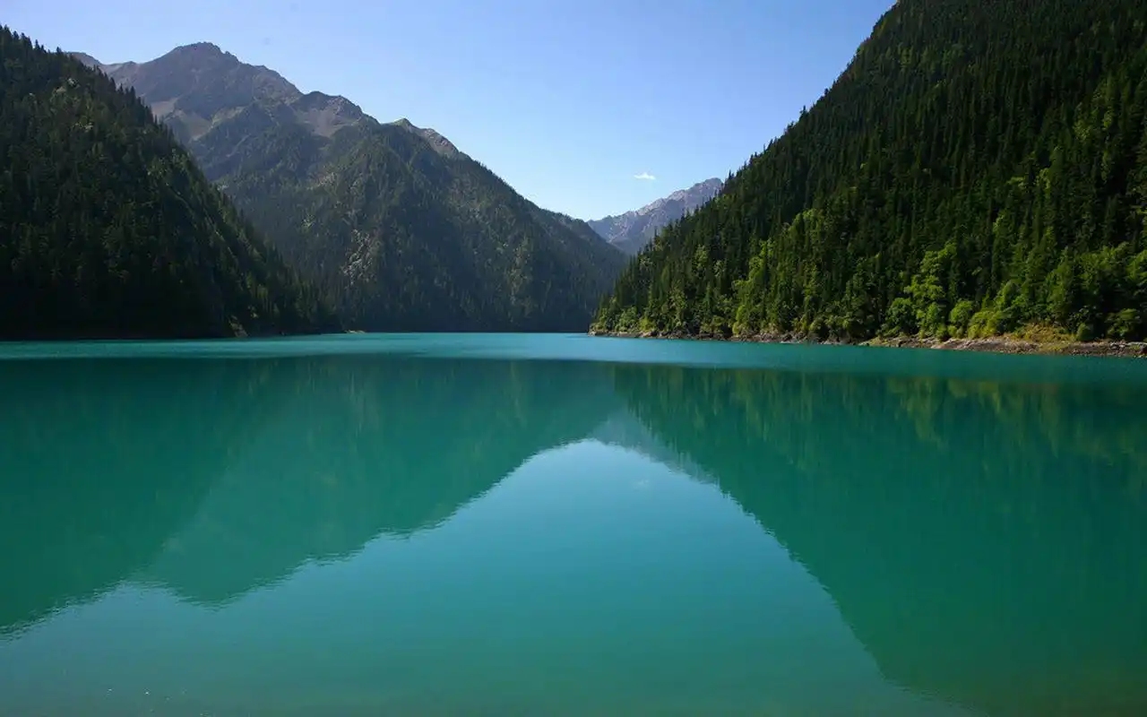 平静湖面美景图片高清壁纸