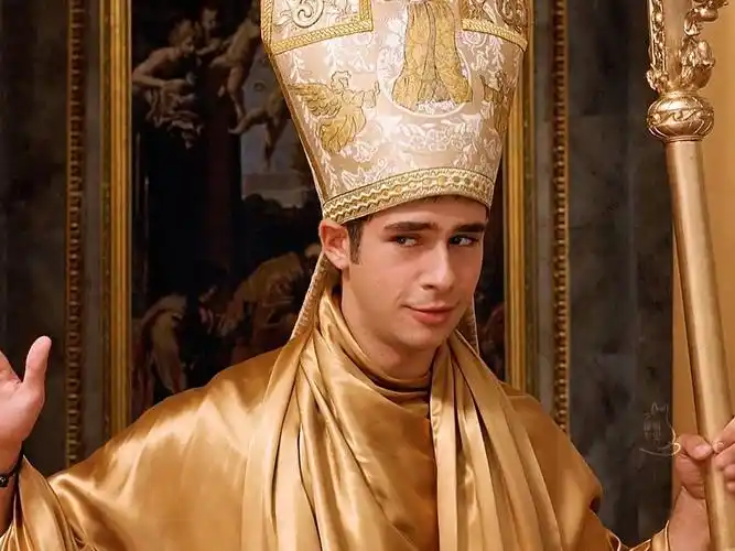 手贱拉了一下绳子,小伙意外当上了梵蒂冈教皇