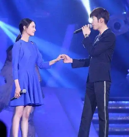 张翰和郑爽同台走下舞台时张翰说抱一下说完眼眶泛红了