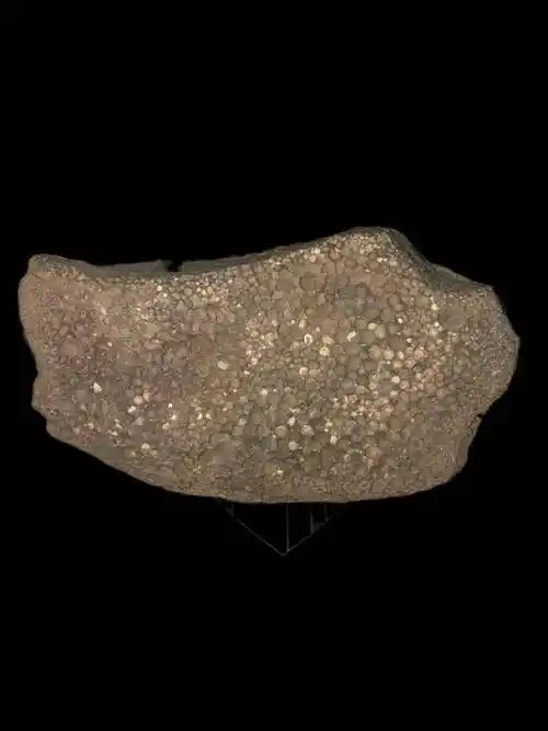 蜂窝状气印为了验证此石头的神奇,小编也是请收藏者证实发光的真实性