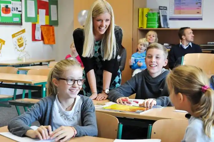 莱茵国际学校的学生和老师在课堂上