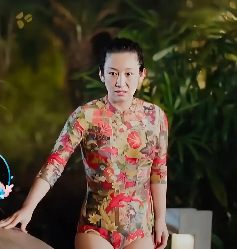 娱乐明星# 秦海璐这花大姐般的泳装太喜人了!#分享秋日好天气