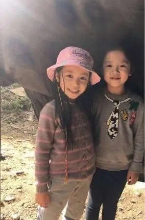 赵薇与女儿小四月.(图/翻摄自微博)