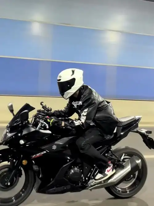 讲真的会骑机车的男孩真的酷毙了