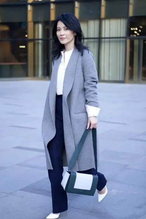 中年女人如何穿得大气优雅跟着俞飞鸿这样穿展现成熟魅力