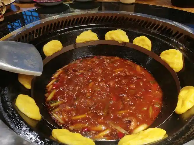 柴火鸡,用土鸡加上猪油再加上一系列佐料制作成的一道麻辣鲜香的菜肴.