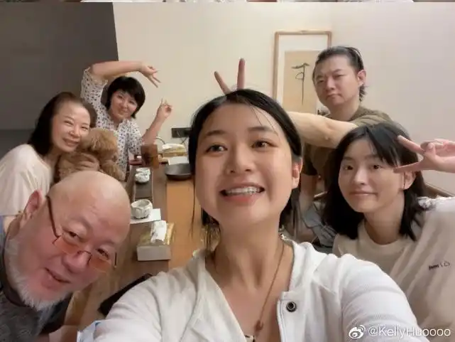 霍尊一家六口庆中秋火风两任太太罕和谐同框施小岚微笑比耶