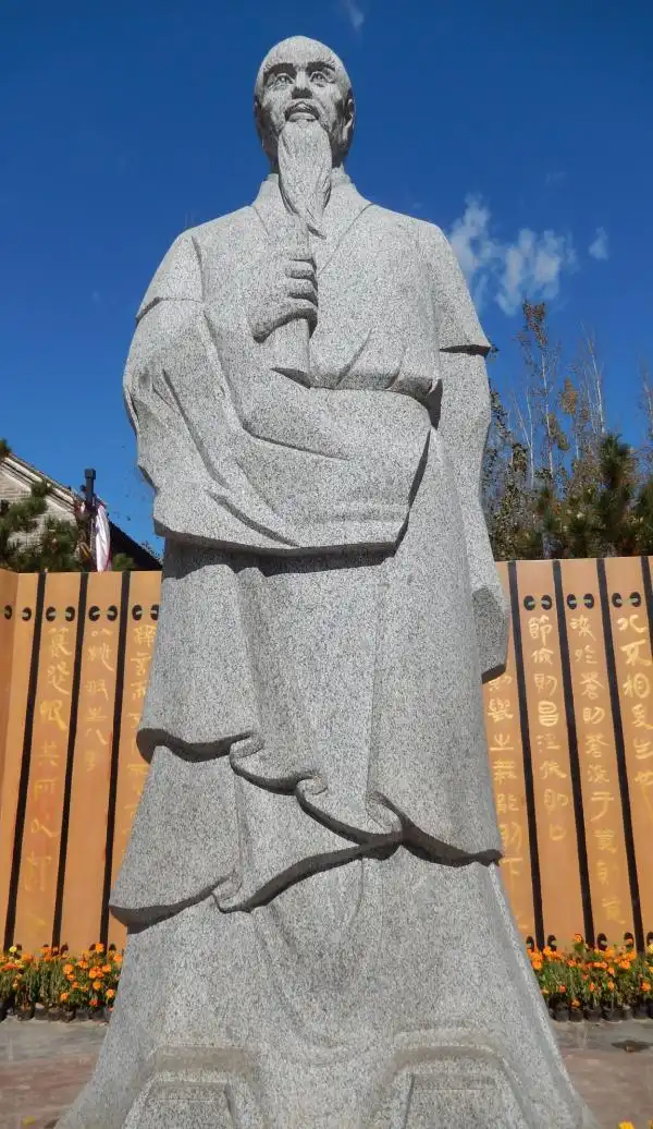 河南平顶山,墨子塑像.东方ic 资料图