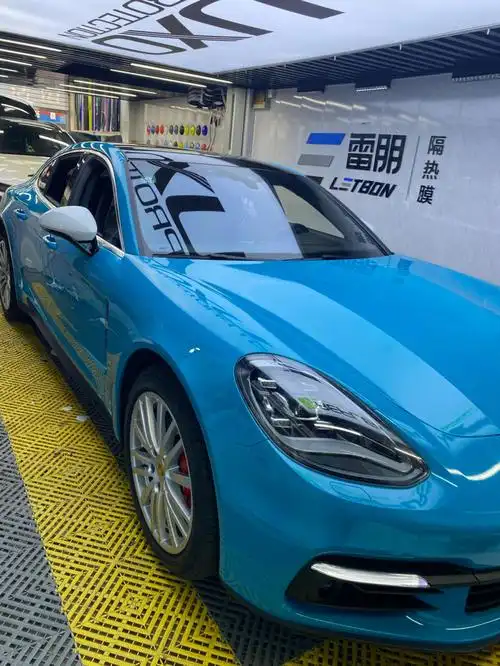 漆太单调了,于是选了这款迈阿密蓝改色膜,保时捷原车油漆就有这款颜色